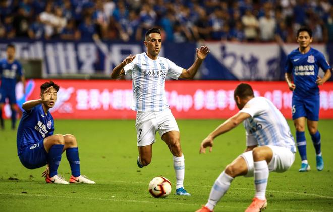 富力队员全力以赴,成功战胜对手 富力队员全力以赴,成功战胜对手