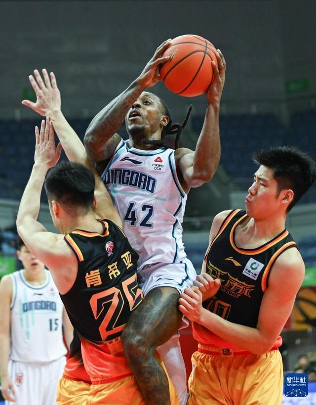 江苏篮球赛事场面火爆，球迷尖叫不断