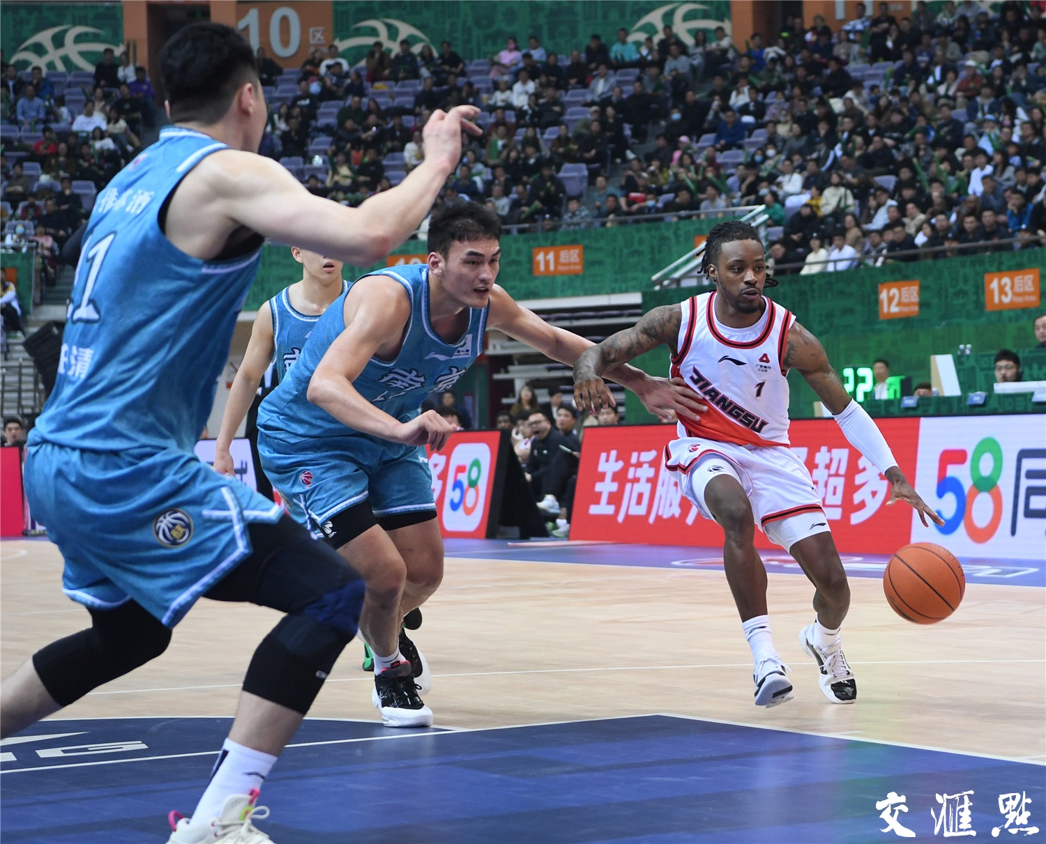 江苏篮球赛事场面火爆，球迷尖叫不断