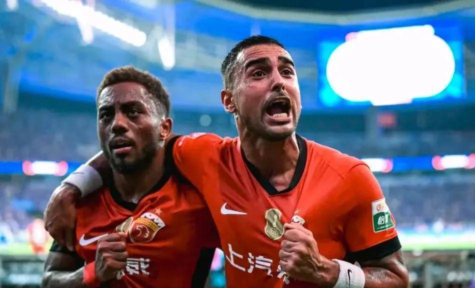 外援球员亮相足球场,大开眼界 外援球员亮相足球场,大开眼界