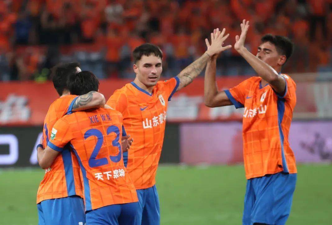 体育赛事直播-关于山东队主教练因伤离场，球队士气受挫的信息