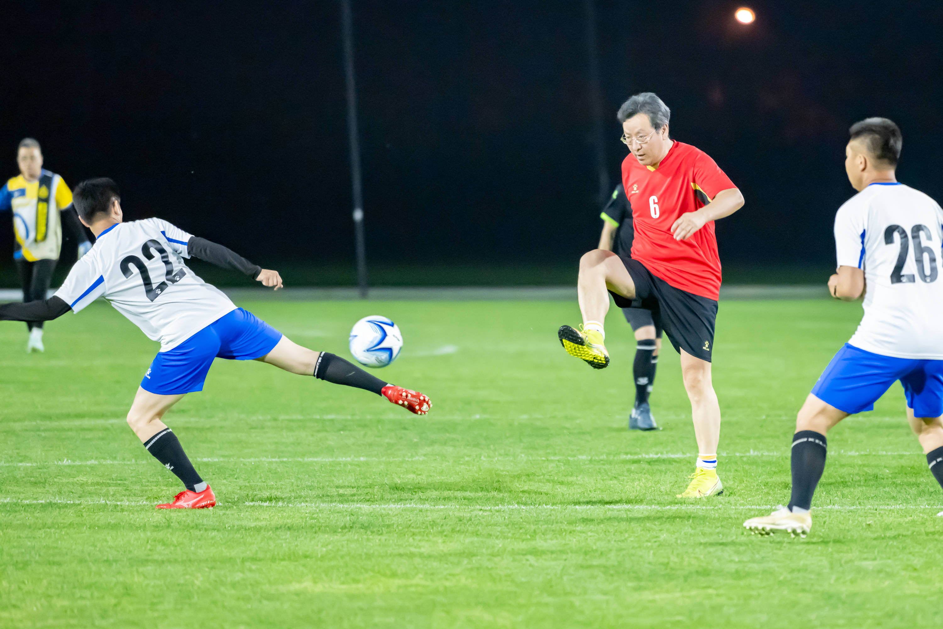 足球比赛中的激情瞬间,挑战极限 足球比赛中的激情瞬间,挑战极限