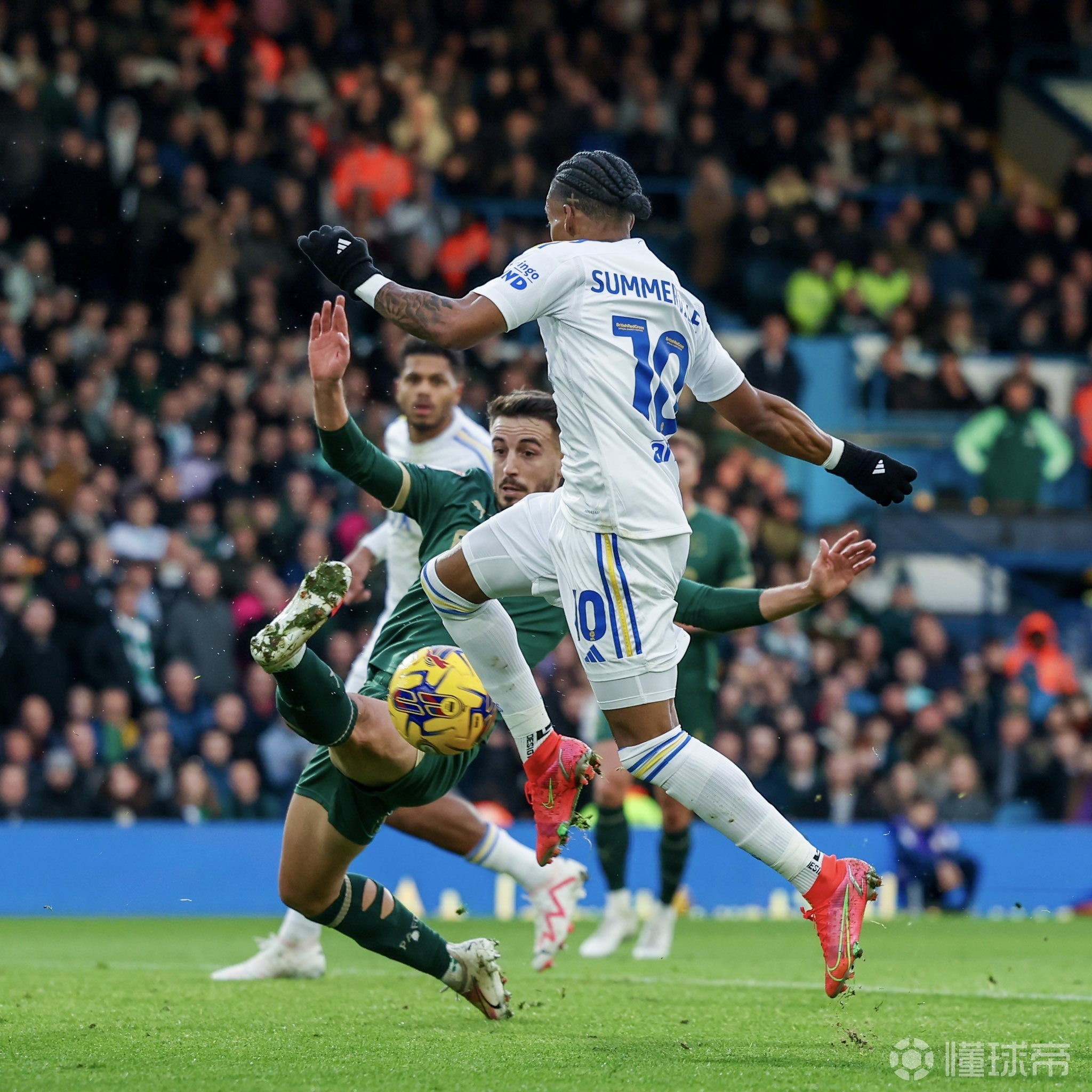 利兹联中场控球传球精准